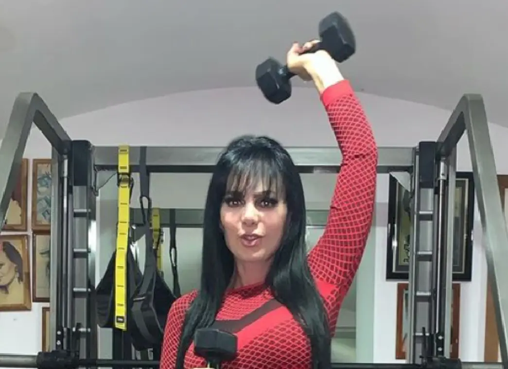 Cuenta con un gimnasio en el interior de su casa.