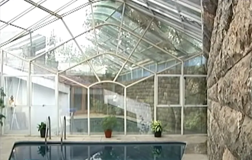 Y tiene una alberca techada para nadar en cualquier época del año.