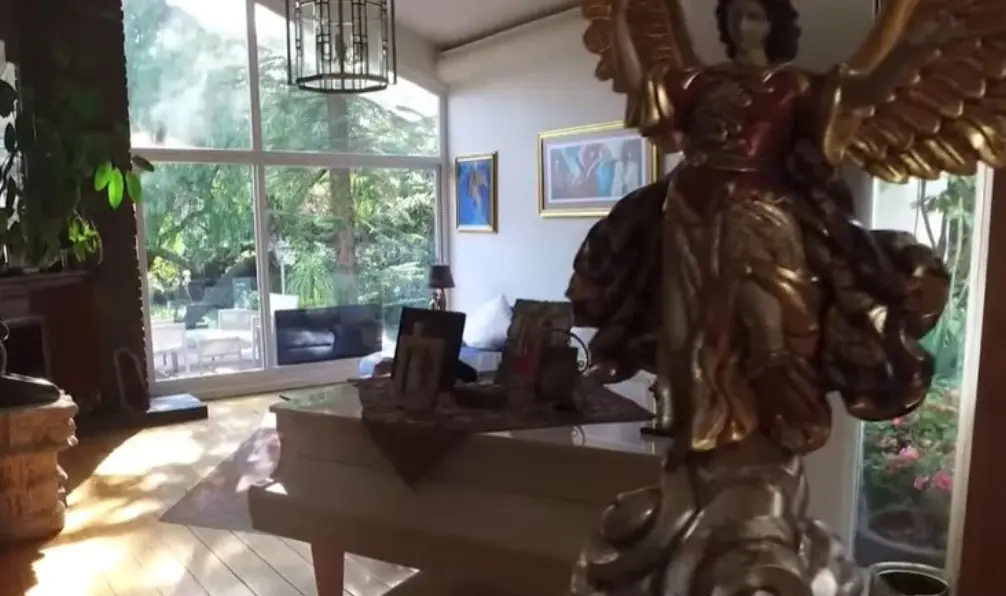 En su estancia, tiene un piano.