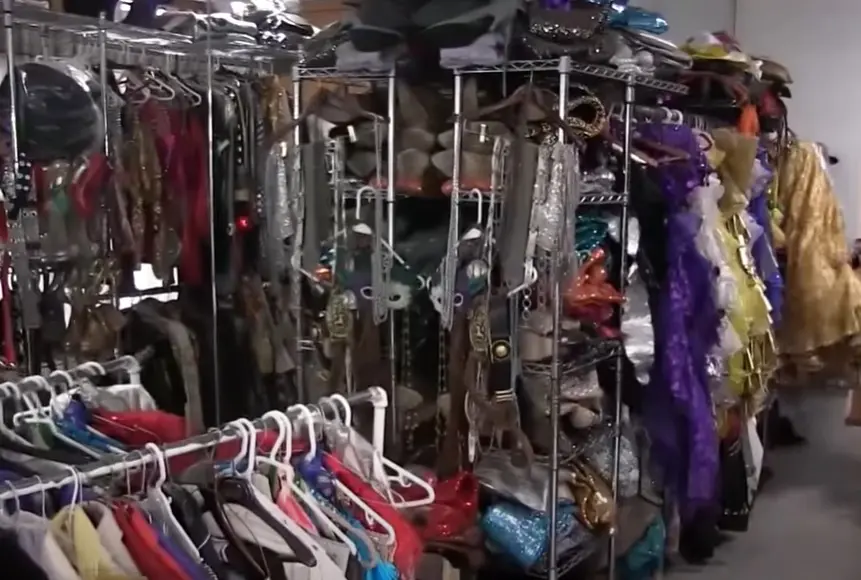 La actriz tiene dos closets en su casa: en uno guarda su ropa cotidiana y en el otro los trajes de sus shows.