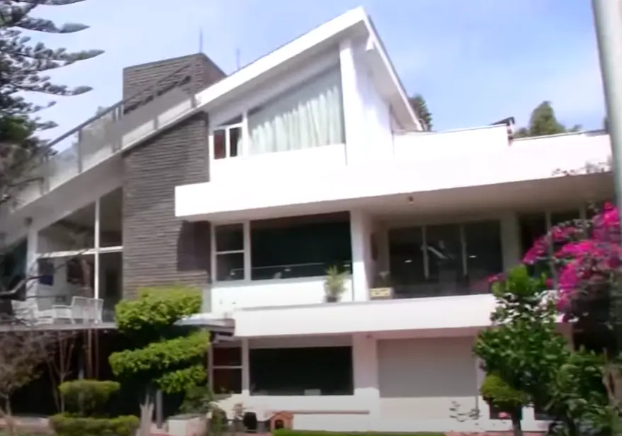 En algunas entrevistas con la revista de arquitectura Hábitat, también ha mostrado la fachada de su casa.