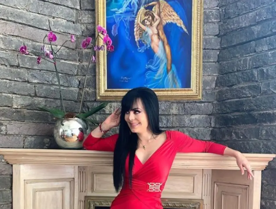 También posee algunos cuadros y piezas de arte.<br>