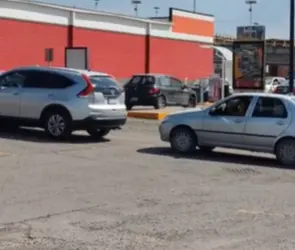 Surge Lady d&eacute;jame pasar: Mujer explota contra camioneta estacionada porque no la dejaba avanzar