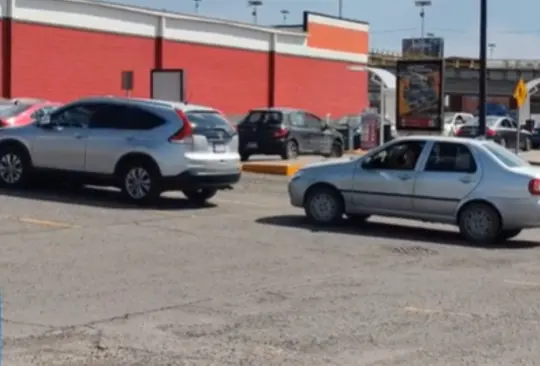 Lady déjame pasar: mujer pelea con camioneta estacionada