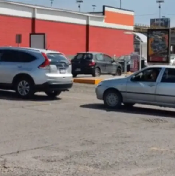 Surge Lady déjame pasar: Mujer explota contra camioneta estacionada porque no la dejaba avanzar