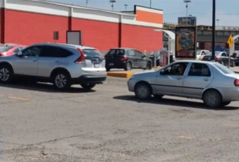 Lady déjame pasar: mujer pelea con camioneta estacionada Lady déjame pasar: mujer pelea con camioneta estacionada