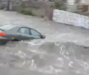 Dios mío: tras intensas lluvias, auto es tragado por la corriente