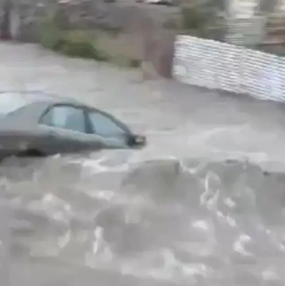 Dios mío: tras intensas lluvias, auto es tragado por la corriente