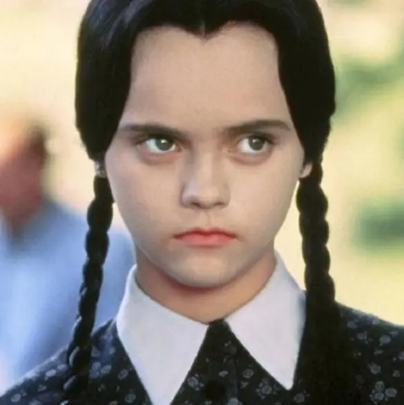 Así luce la niña que hizo de Merlina en Los locos Addams