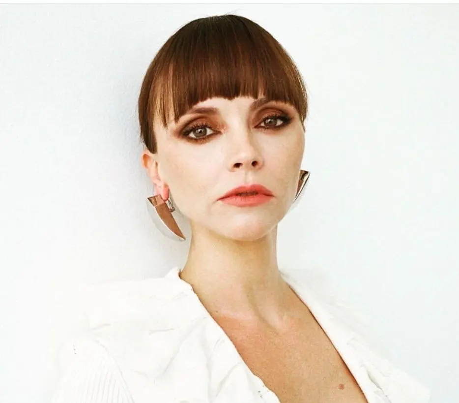 En 1991 consiguió el papel de Merlina en la película 'Los locos Addams' y repitió su personaje en la secuela de 1993.