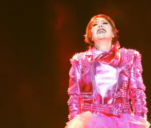 Alejandra Guzmán sufre aparatosa caída tras huir de la prensa; se encontraba en supuesto estado de ebriedad