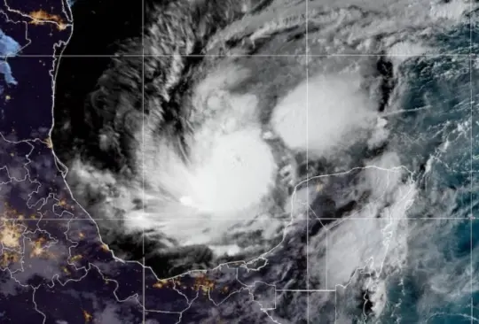 Cámaras satelitales lograron captar el momento exacto en el que se acerca a costas mexicanas.