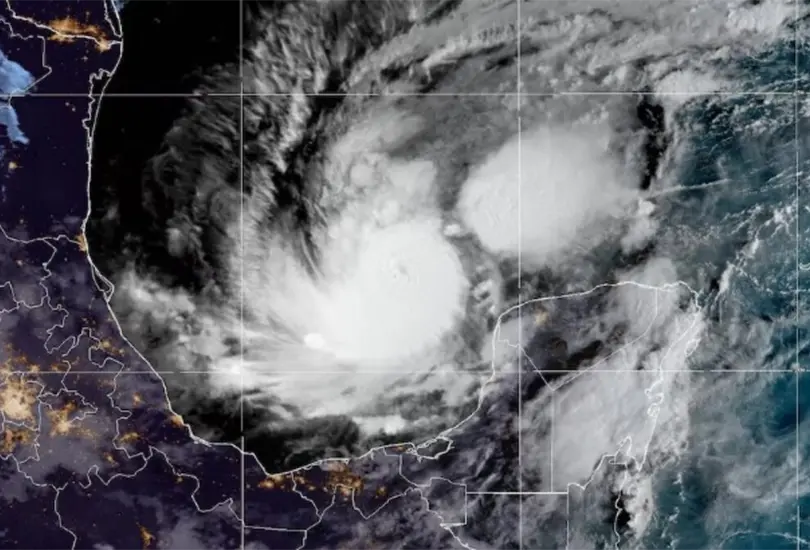 C&aacute;maras satelitales lograron captar el momento exacto en el que se acerca a costas mexicanas.