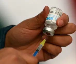 Médico intenta asesinar a la pareja de su madre con una vacuna falsa de COVID-19