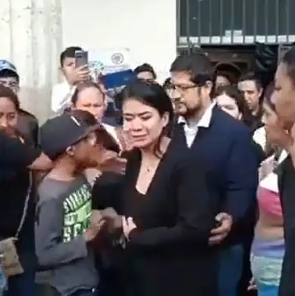 Con gritos de ¡asesina! corren a exalcaldesa de Chilpancingo del funeral de Alejandro Arcos 