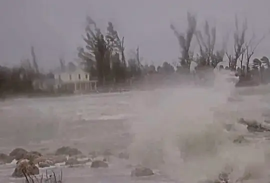 IMPACTANTES IMÁGENES de tornados y el huracán Milton