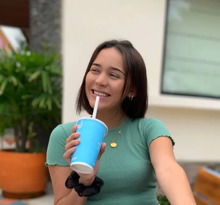 En uno de sus videos de Facebook, la joven finalmente reveló lo que le dijo el hombre cuando estaba en el antro.