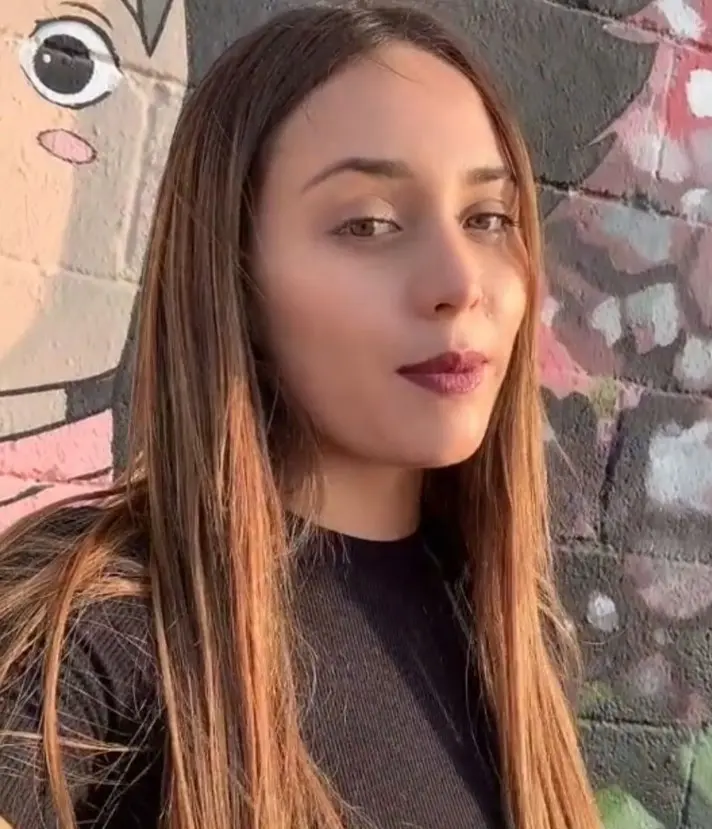 Además, se graduó de la carrera de Ciencias de la Comunicación en la Universidad Autónoma de Nuevo León.