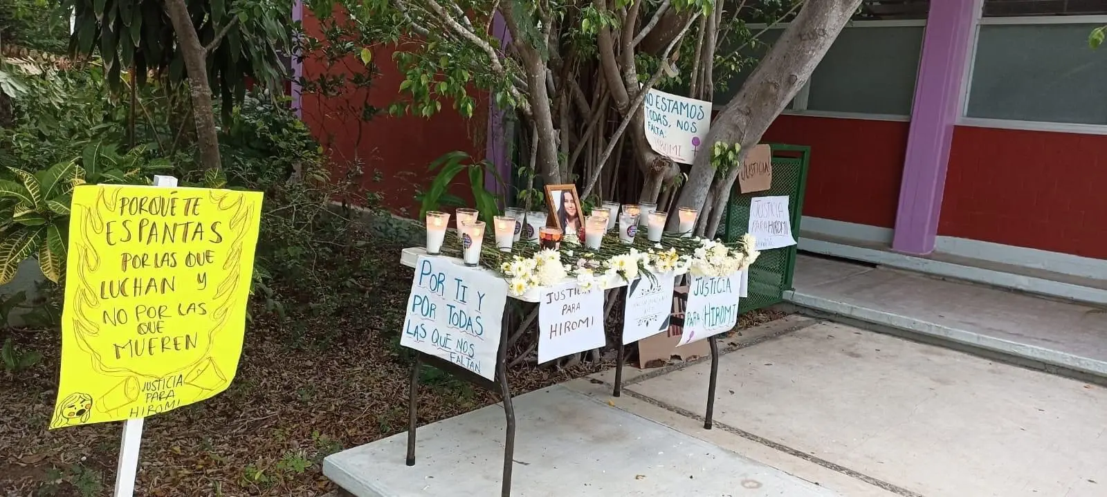 Pequeño altar que fue puesto para la joven Redes Sociales