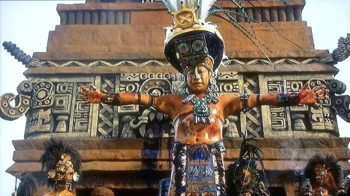 La película fue controversia por la representación de los sacrificios humanos Especial