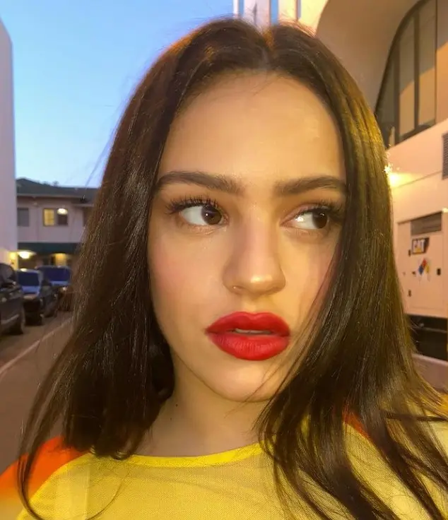 Actualmente, Rosalía tiene 32 años. En 2023 rompió su compromiso con Rauw Alejandro, entre rumores de infidelidad.