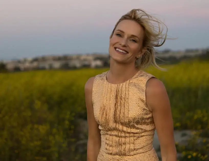 Nicholle Tom nació el 23 de marzo de 1978 en Illinois, Estados Unidos.