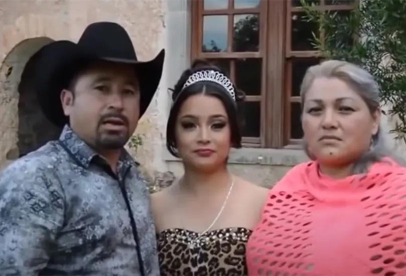 Rub&iacute; Ibarra y sus pap&aacute;s en el video de la invitaci&oacute;n de su fiesta