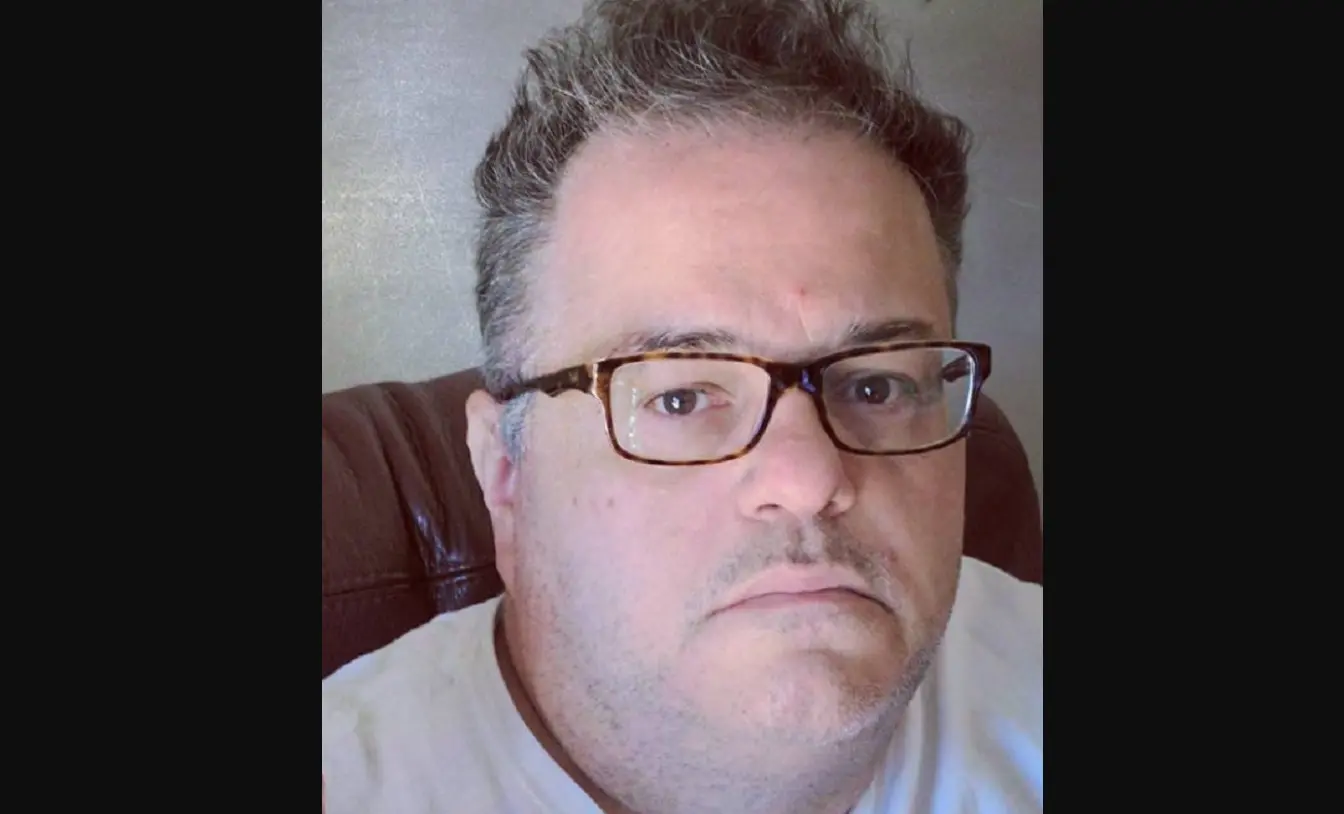 Ahora tiene 62 años, está casado con Julia Higgins y tienen dos hijos. Ha trabajado en series como 'B Positive' y 'Stan Against Evil'.