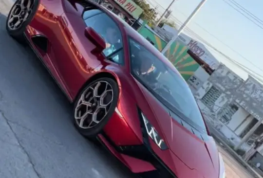 Captan a diputado de la 4T manejando un Lamborghini