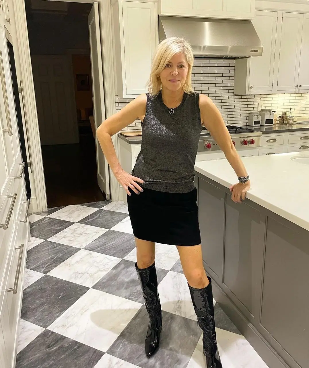 Se mantiene en contacto con sus fans por medio de su cuenta de Instagram @emmalaurasouza.<br>