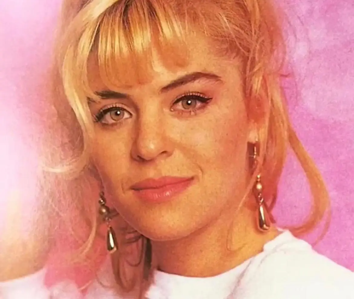 Pese a las dificultades, Isabel continúa siendo una joven dulce que anhela encontrar el amor verdadero.