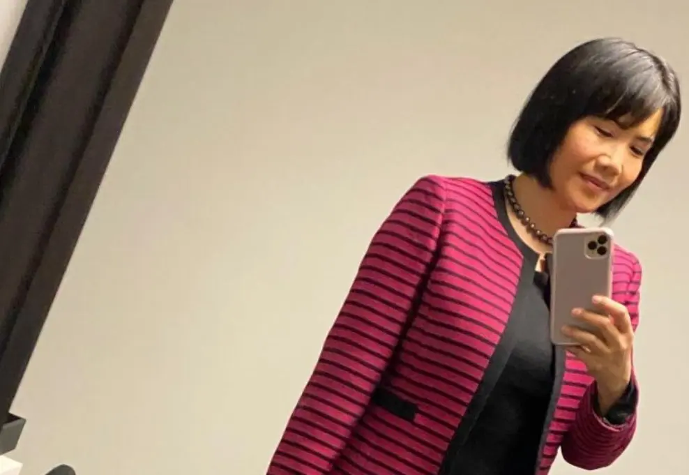 Ahora tiene 53 años. Ha participado en series como 'The Good Fight' y 'Claws'.