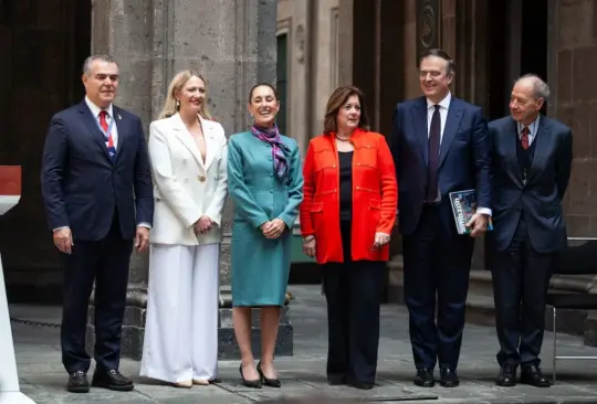 Claudia Sheinbaum y Marcelo Ebrard acompañados del presidente del Consejo Coordinador Empresarial, de la directora ejecutiva de México Pacific, de la presidenta de la Cámara de Comercio de EE UU y del vicepresidente del Consejo Global de Tenaris, este martes en Palacio Nacional.