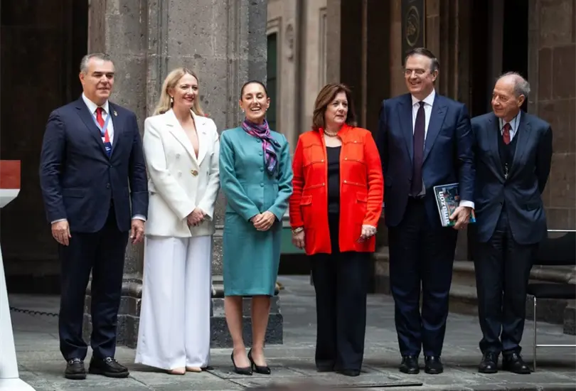Claudia Sheinbaum y Marcelo Ebrard acompa&ntilde;ados del presidente del Consejo Coordinador Empresarial, de la directora ejecutiva de M&eacute;xico Pacific, de la presidenta de la C&aacute;mara de Comercio de EE UU y del vicepresidente del Consejo Global de Tenaris, este martes en Palacio Nacional.
