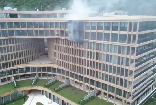 Fuerte incendio en edificio de lujo en San Pedro Garza García