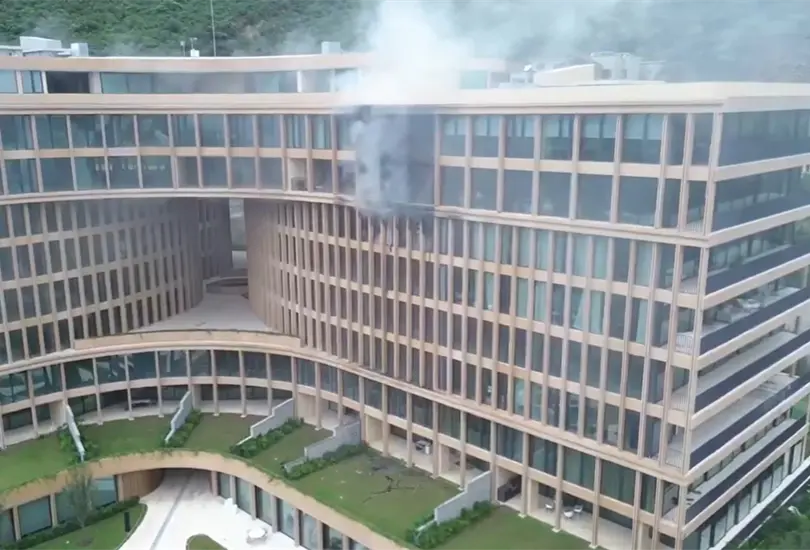 Fuerte incendio en edificio de lujo en San Pedro Garza Garc&iacute;a