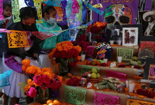 La ofrenda del Día de Muertos es un altar simbólico que rinde homenaje a los seres queridos fallecidos,