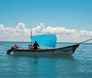 Salvan a tres pescadores tras naufragio, buscan a dos más