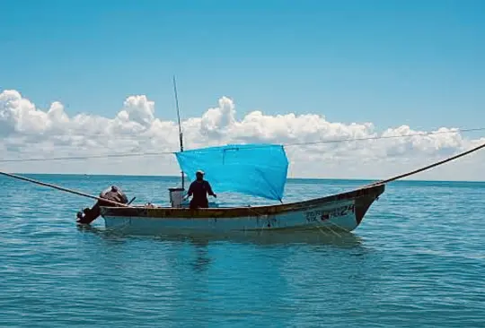 Salvan a tres pescadores tras naufragio, buscan a dos más