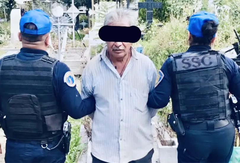 Hombre es sorprendido mientras extra&iacute;a restos en el pante&oacute;n