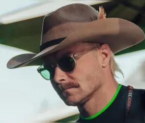 Sorprenden a estrella de la Fórmula 1 echando taco banquetero en San Cosme