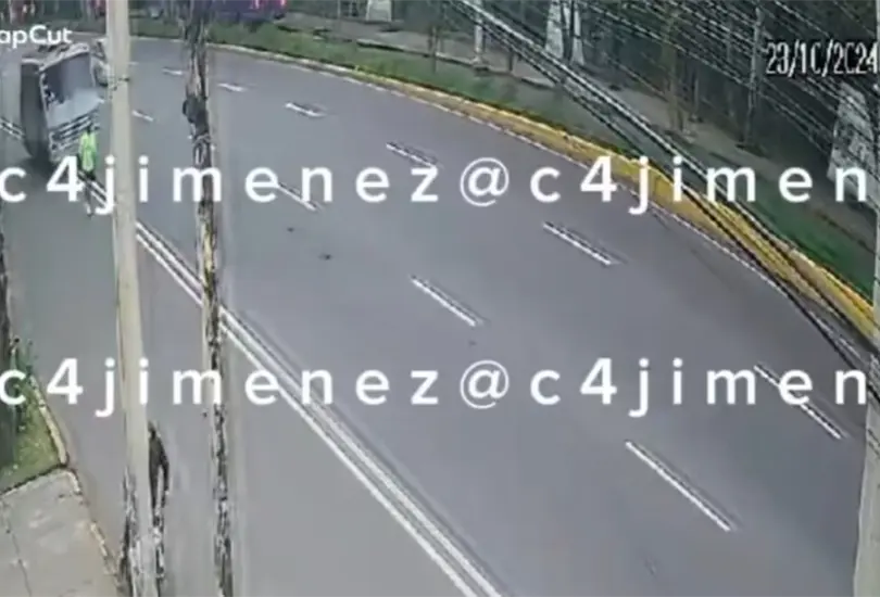 C&aacute;maras de seguridad captaron el momento exacto en que el hombre fue atropellado.