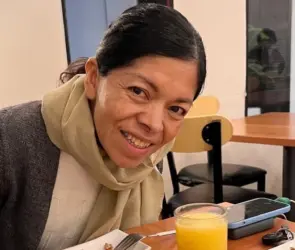 Mujer desayuna en restaurante de plaza comercial y desaparece tras ir al baño