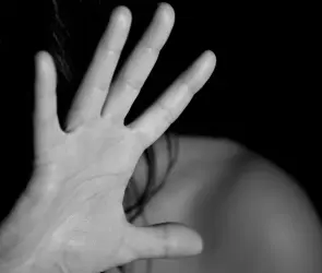 Caso Esmeralda: sufre abuso y aborto espontáneo, piden encarcelarla y compensar al agresor