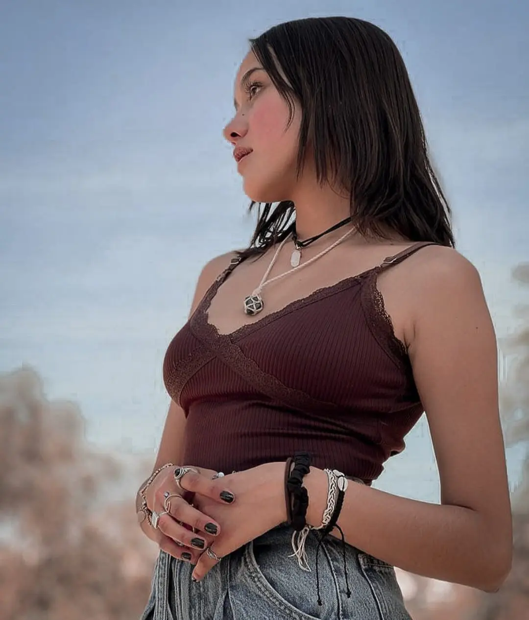 Actualmente continúa viviendo en Querétaro, aunque constantemente hace viajes por el mundo