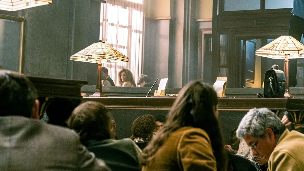 Asalto al Banco Central (08 de noviembre). En España de 1981, un grupo de hombres atraca un banco y toma rehenes. Una periodista intenta sacar a la luz el verdadero motivo del golpe.