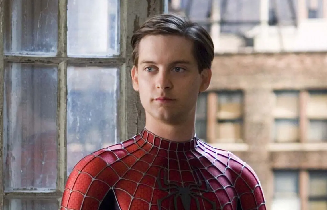 El hombre araña (01 de noviembre). El tímido Peter Parker obtiene superpoderes por la picadura de una araña potenciada genéticamente y debe enfrentarse a un peligroso enemigo.