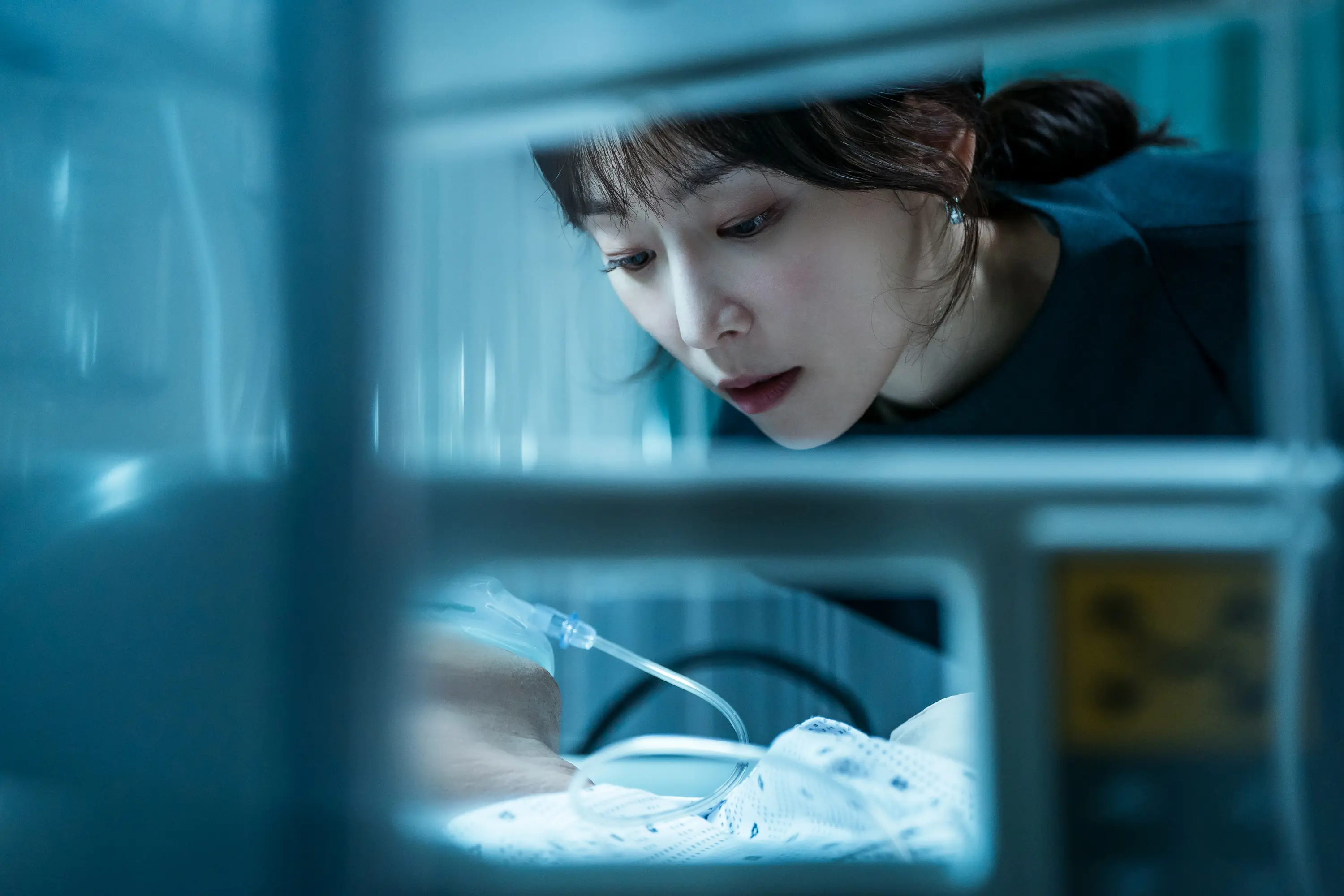 Una maleta (PRÓXIMAMENTE). Un servicio de matrimonios clandestino queda al descubierto cuando una maleta aparece en un lago y deja en evidencia la extraña unión de una pareja.