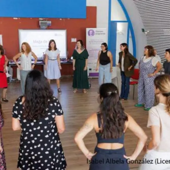 Entretejiendo redes: mujeres liderando la transformación educativa 