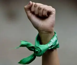 Menor acusada de homicidio por aborto espontáneo no irá a prisión